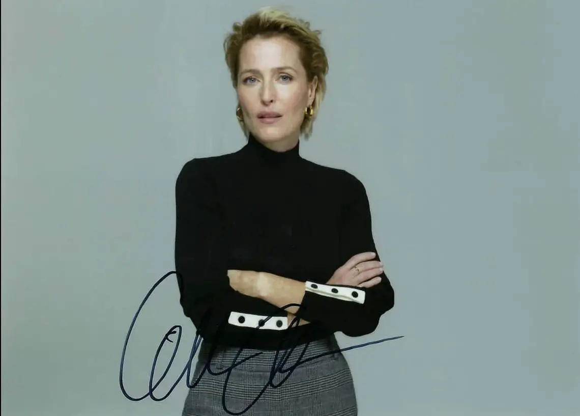 gillian-anderson autograph