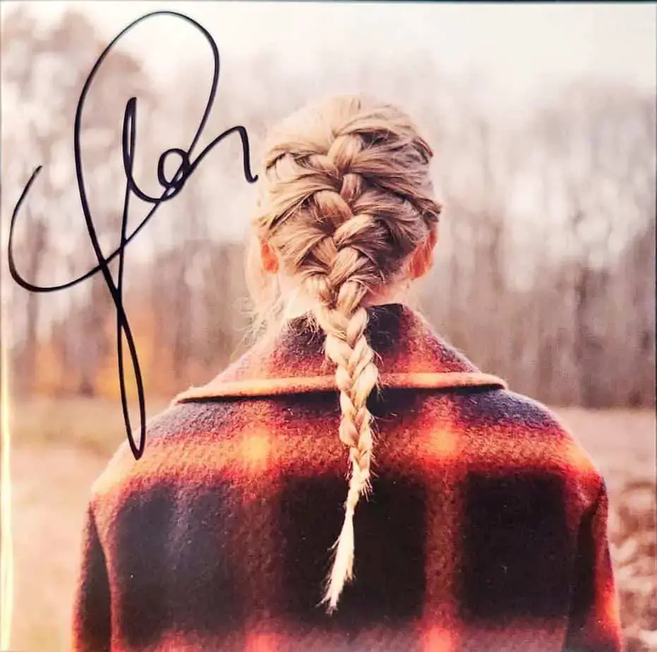 Our favorite artists that sells their autograph: Taylor Swift