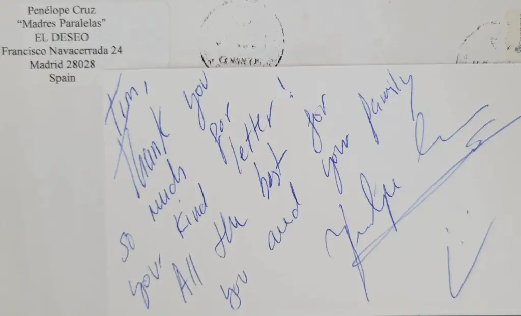 Penelope Cruz signed an index card via the set of "Madres Paralelas" 