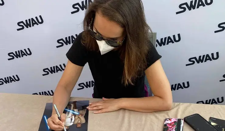 Natalie Portman signs autographs for SWAU.