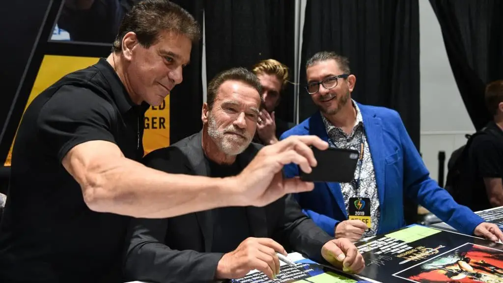 Arnold Schwarzenegger signing autographs at a comic con with Lou Ferrigno.