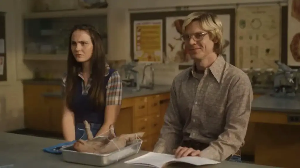 Still of Evan Peters and Emma Kennedy in Dahmer - Monster: The Jeffrey Dahmer Story and Doin' a Dahmer