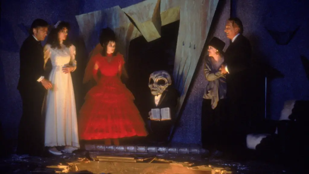 Still of Alec Baldwin, Geena Davis, Winona Ryder, Jeffrey Jones, Catherine O'Hara, Jack Angel and Tony Cox in Beetlejuice