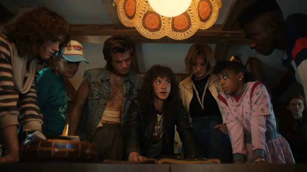 Still of Joseph Quinn, Maya Hawke, Natalia Dyer, Caleb McLaughlin, Sadie Sink, Joe Keery, Gaten Matarazzo and Priah Ferguson in Stranger Things and Chapter Eight: Papa