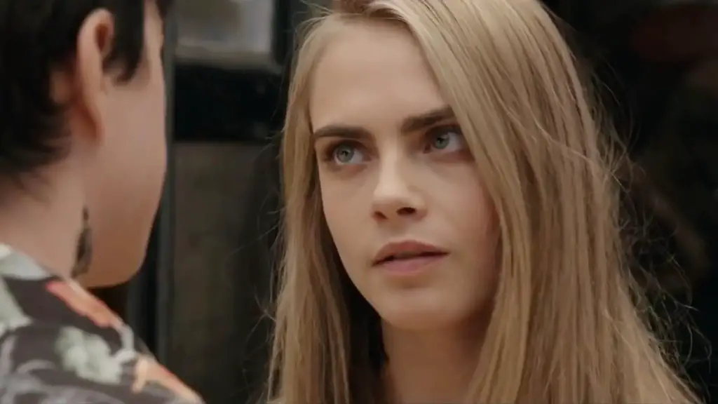 Still of Cara Delevingne and Dane DeHaan in Valerian and the City of a Thousand Planets