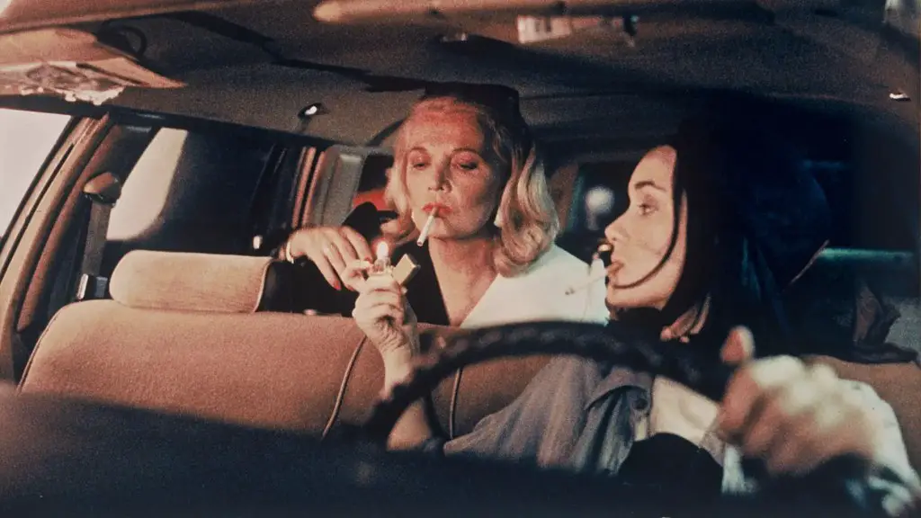 Still of Winona Ryder and Gena Rowlands in Night on Earth