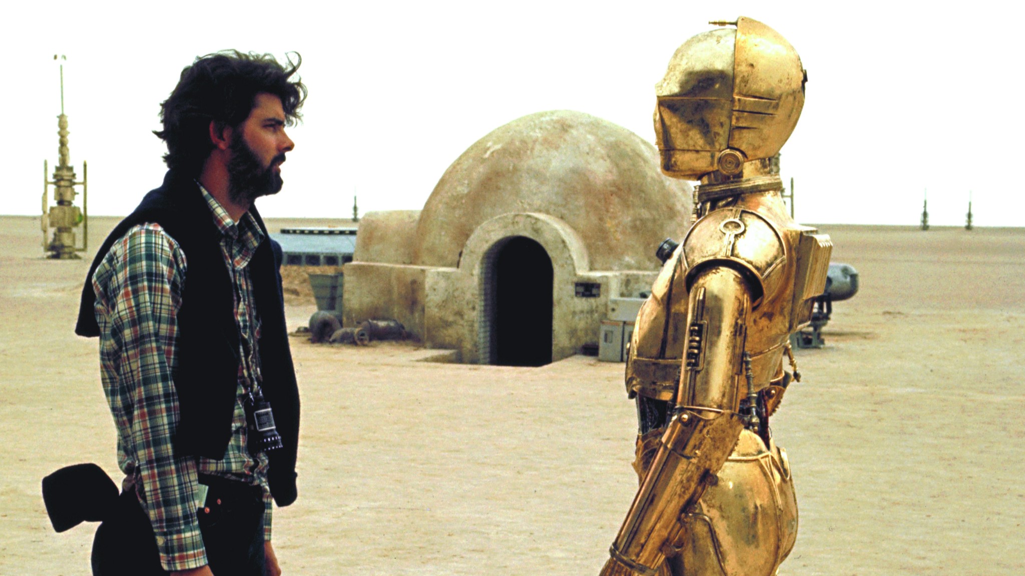 George Lucas and Anthony Daniels in Star Wars: Episode IV - A New Hope