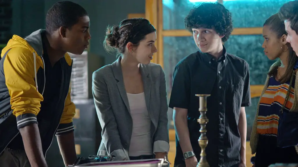 Still of Sarah Desjardins, Zach Mills, Sterling Beaumon, Kyndall and Stephan James in Clue
