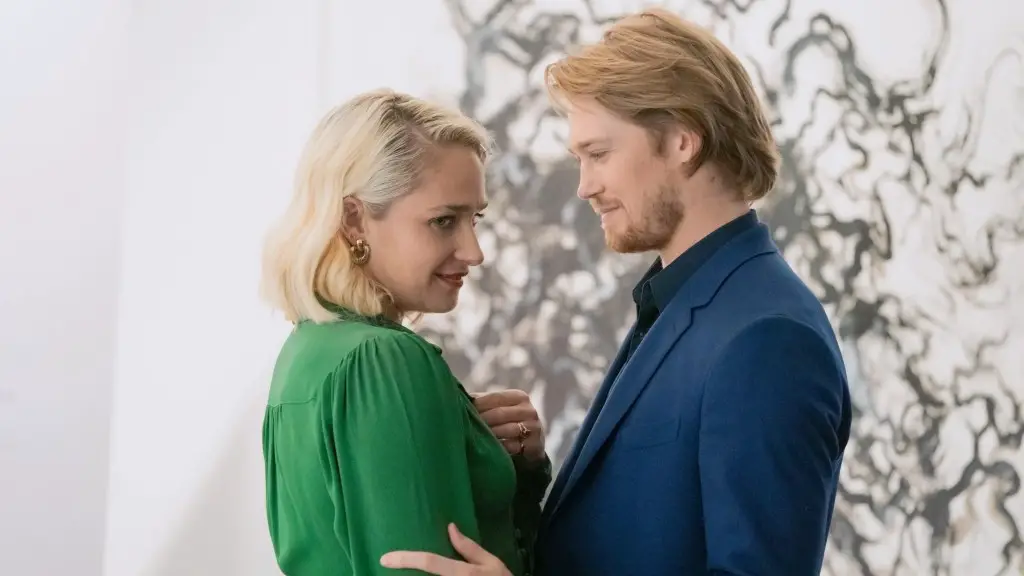 Still of Joe Alwyn and Jemima Kirke in Conversations with Friends and Episode #1.8