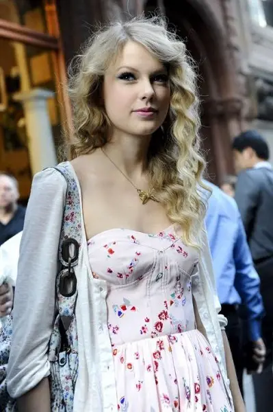 Taylor Swift leaving Olde Good Things, New York, 2010