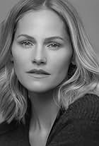 Photo of Kelly Overton