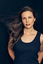 Photo of Laura Mennell