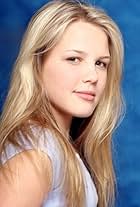 Photo of Samantha Holt